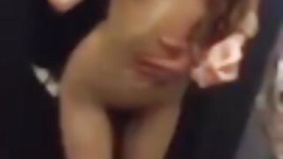 Busty سنہرے بالوں والی Bridgette فیلم سکسی ایرانی گروهی B جرابیں میں ٹککر لگی ہے ، میز پر